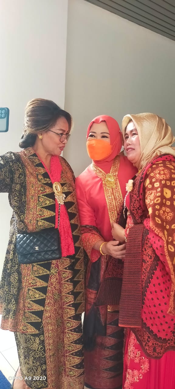 Panitia Bazar bersama ibu Gub.Sumsel sedang berbincang tentang acara PHI ke 94