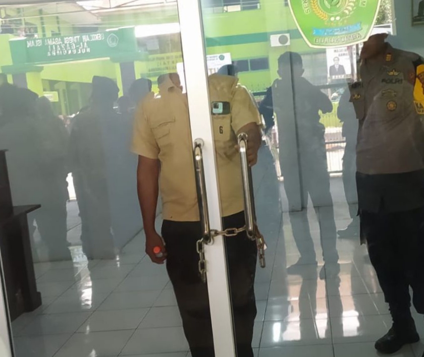 Foto:penyegelan  ruangan rektor kampus